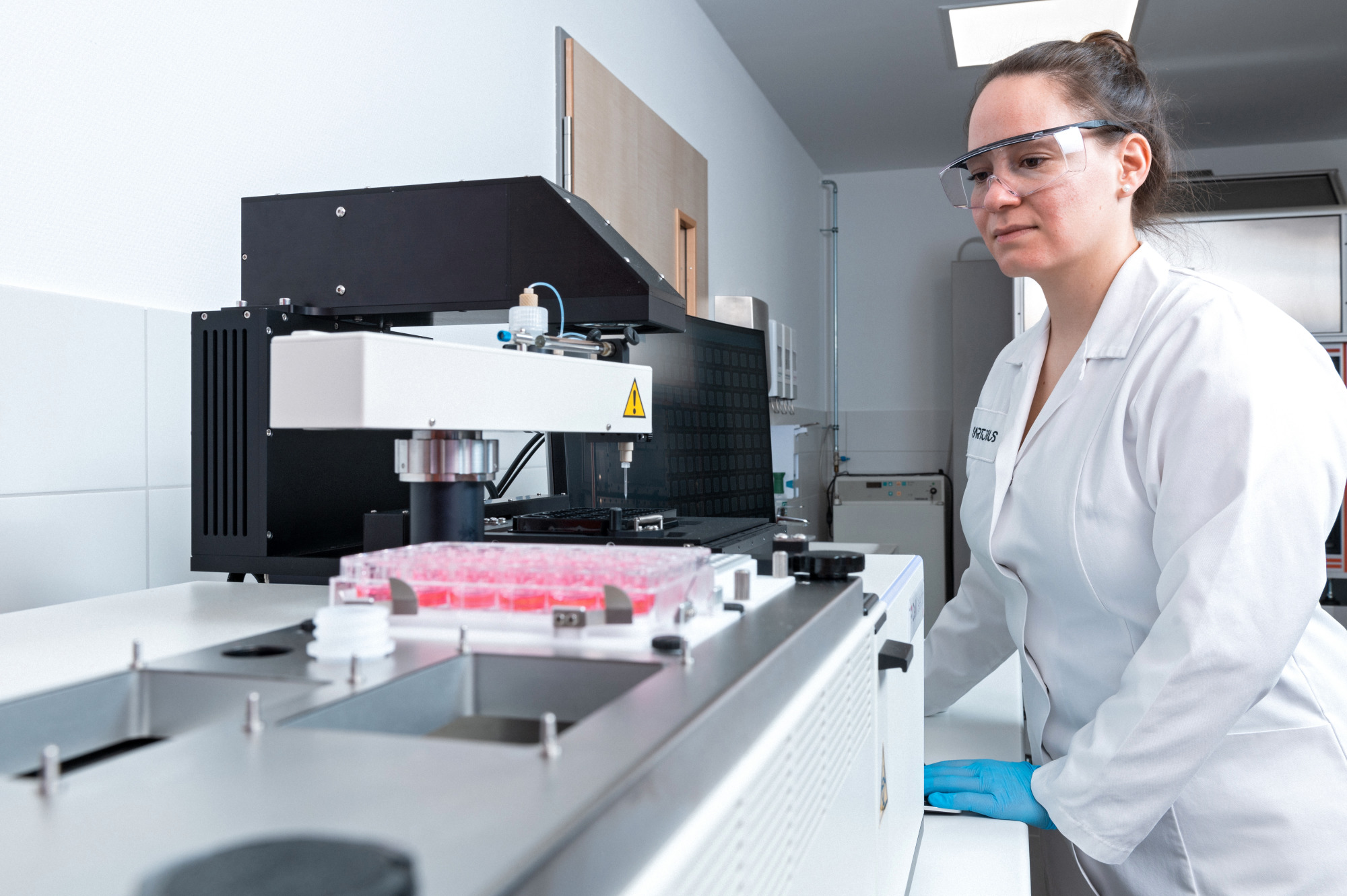 Devices for screening and isolation of cells and colonies